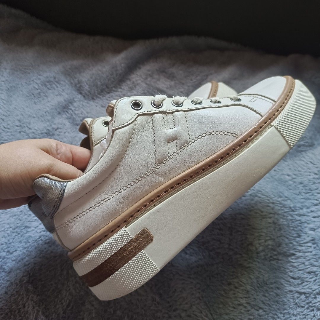 H er me s (Category: Sneakers) located in Valenzuela. Submitted by meloluxcollections (Listing ID 1463741192, Image 3). Description: .