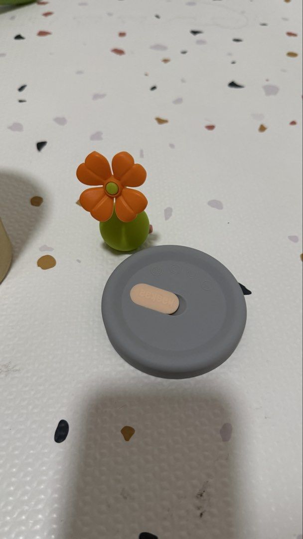 Haakaa Silicone Breast Pump Gen. 2 with Lids (Category: Breastfeeding & Bottle Feeding) located in Santa Cruz. Submitted by jlchua (Listing ID 1463668647, Image 2). Description: - Haakaa Silicone Breast Pump Gen. 2 - Capacity: 4 oz / 100ml - One-piece, portable design - Made from BPA-free silicone - Silent operation, no cords or batteries required - Suction base to prevent accidental spills - New and improved design - Comes with a flower-shaped s