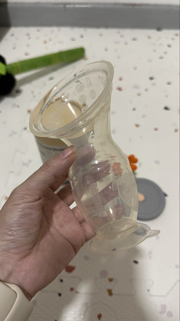 Haakaa Silicone Breast Pump Gen. 2 with Lids (Category: Breastfeeding & Bottle Feeding) located in Santa Cruz. Submitted by jlchua (Listing ID 1463668647, Image 3). Description: - Haakaa Silicone Breast Pump Gen. 2 - Capacity: 4 oz / 100ml - One-piece, portable design - Made from BPA-free silicone - Silent operation, no cords or batteries required - Suction base to prevent accidental spills - New and improved design - Comes with a flower-shaped s