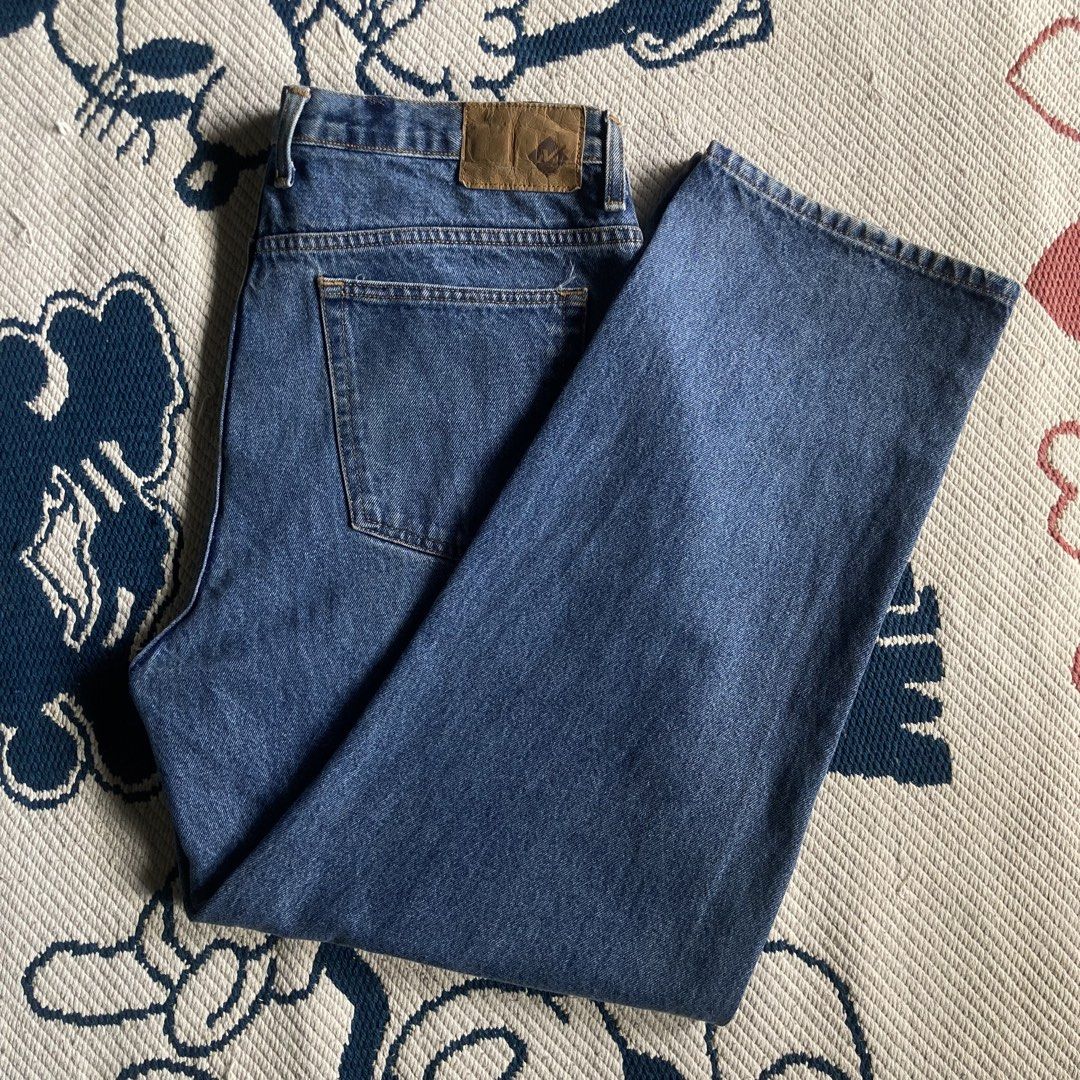 -Hard Blue Denim - BAGGY PANTS (Category: Jeans) located in Tanay. Submitted by marvinbendania (Listing ID 1463584868, Image 1). Description: - Classic blue denim jeans from Lee - Relaxed fit for ultimate comfort - Features standard five-pocket styling - Secure button and zip fly closure - Ideal for versatile everyday wear.