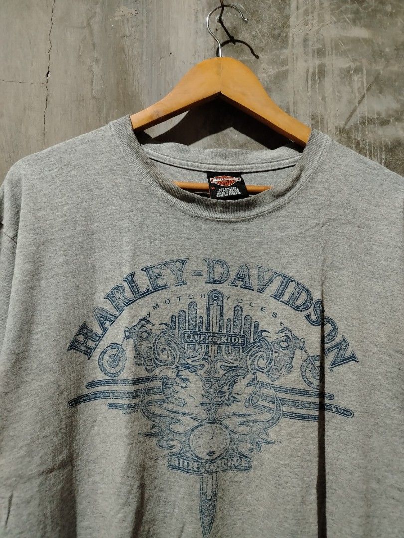 Harley-Davidson Motorcycles Grey T-Shirt (Category: Tshirts & Polo Shirts ) located in Tagum. Submitted by kotasallys40096 (Listing ID 1463661464, Image 2). Description: - Grey Harley-Davidson T-Shirt - 22*27 - Size: Medium - Front Graphic: 'Harley-Davidson Motorcycles' & 'Live to Ride' - Back Graphic: 'Las Vegas Harley-Davidson' with landscape - Ideal for Harley enthusiasts.