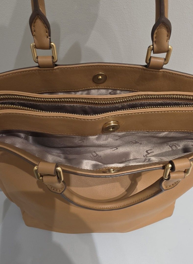 Hazzys Leather Tote Bag Tan Gold Hardware (Category: Tote Bags) located in Manila. Submitted by amc88 (Listing ID 1463612002, Image 2). Description: - Genuine tan leather tote bag by Hazzys - Elegant gold hardware and signature 'H' logo - Interior features branded lining and a secure zippered compartment - Comes with a detachable shoulder strap for versatile carrying - Spacious design, ideal for your daily essentials - Barely noticeable signs of 