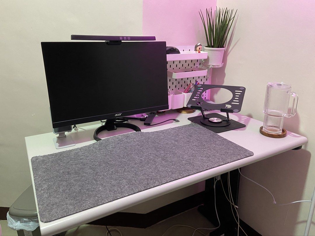 Heavy-Duty Steel Table (Category: Office Furniture & Fixtures) located in Quezon City. Submitted by chinserrano (Listing ID 1463663471, Image 1). Description: - Sturdy white desk perfect for home office, gaming, or work. - Dimensions: 39 inches long, 23 inches deep, 29 inches high. RFS: Moving to a smaller apartment, so I need to let go of this due to limited space..