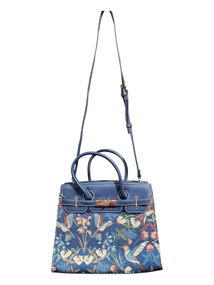 Henny Bear London bag (Category: Shoulder Bags) located in Taguig. Submitted by collectionsbykhrisna (Listing ID 1463597149, Image 1). Description: Once used Henny Beat London Bag Unique Tapestry Design No flaws.