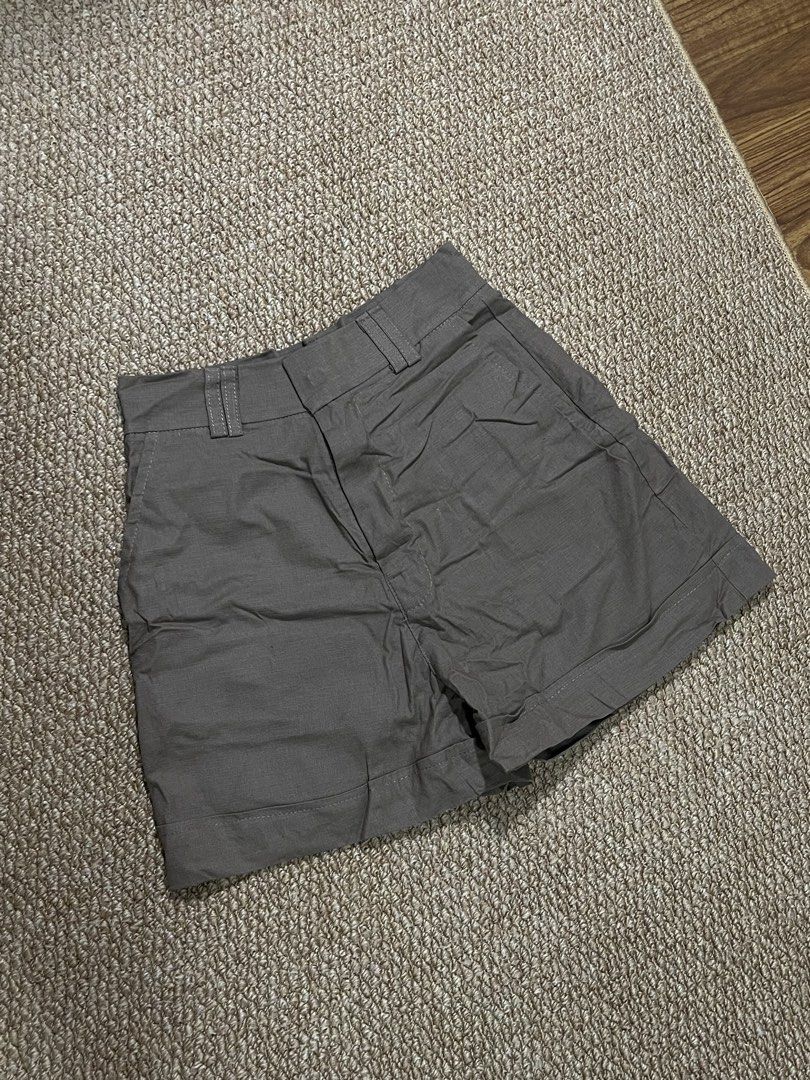Hipgoddess Tailored Shorts (brown) (Category: Shorts) located in Pasig City. Submitted by miafml-closet-cleanout (Listing ID 1463579554, Image 1). Description: - looks more brown in person posted price is fixed! will not respond to hagglers. get a discount when you get 5+ items! 💵 mop: gcash / bdo / maribank / unionbank 🛵 courier: any. this is arranged & paid by the buyer. all items are left at the lobby for pick up. 🙅🏻‍♀️ no requested worn p