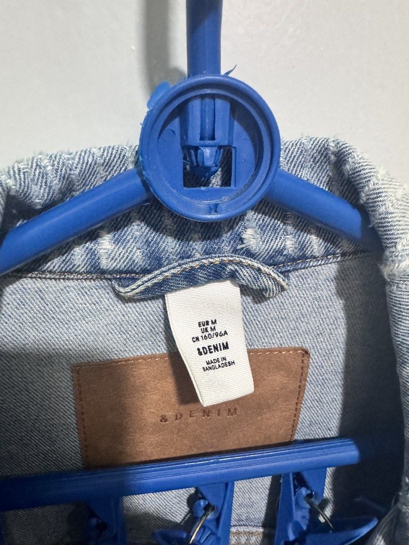 Light Wash Denim Jacket H&M (Category: Coats, Jackets and Outerwear) located in Manila. Submitted by rai.dln (Listing ID 1463585764, Image 3). Description: Light wash denim jacket from H&M & DENIM Unisex ₱400 - Medium on tag but fits Large to XL - no issue 📍 Taft Manila.