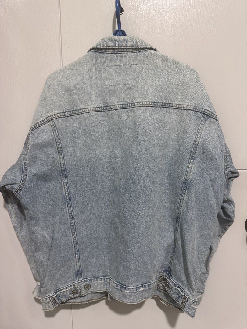 Light Wash Denim Jacket H&M (Category: Coats, Jackets and Outerwear) located in Manila. Submitted by rai.dln (Listing ID 1463585764, Image 2). Description: Light wash denim jacket from H&M & DENIM Unisex ₱400 - Medium on tag but fits Large to XL - no issue 📍 Taft Manila.