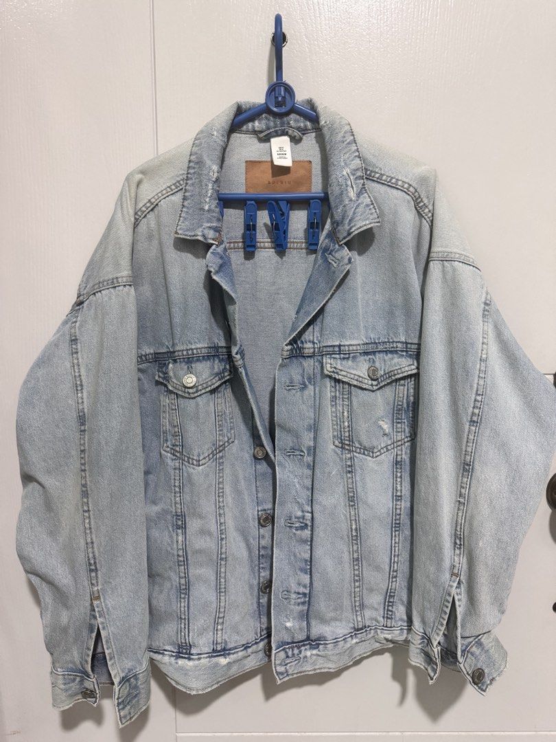 Light Wash Denim Jacket H&M (Category: Coats, Jackets and Outerwear) located in Manila. Submitted by rai.dln (Listing ID 1463585764, Image 1). Description: Light wash denim jacket from H&M & DENIM Unisex ₱400 - Medium on tag but fits Large to XL - no issue 📍 Taft Manila.