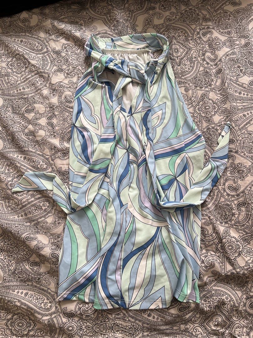H&M Abstract Print Halter Neck Top (Category: Dresses) located in Muntinlupa City. Submitted by sweetlovinnnnn (Listing ID 1463612862, Image 3). Description: Cute halter neck top, abstract print, light & flowy. Ties at back. Perfect for casual days or beach cover-up. Size S..
