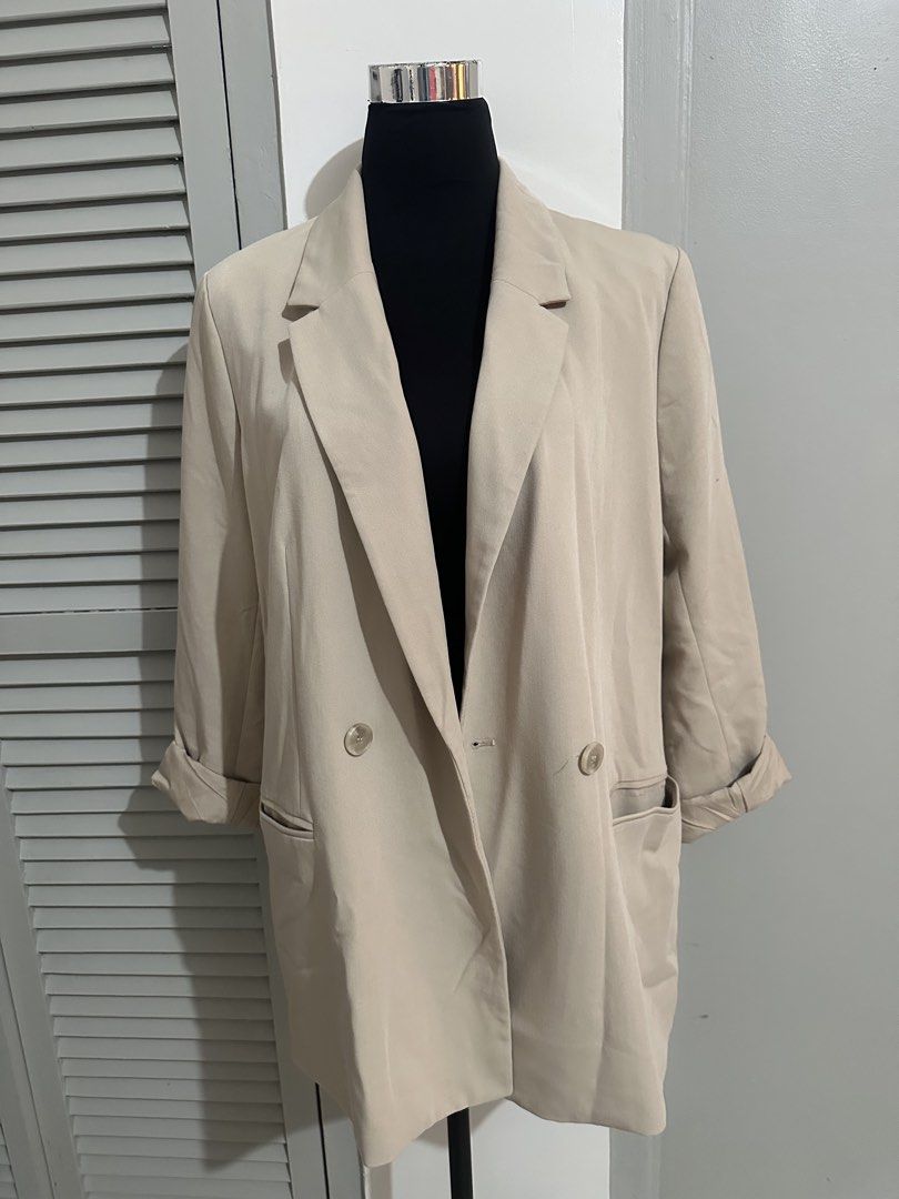 H&M Beige Double-Breasted Blazer (Category: Coats, Jackets and Outerwear) located in Subic. Submitted by ruffa_assorted_item (Listing ID 1463633363, Image 1). Description: - Beige H&M Blazer - Double-breasted style with two buttons - Cuffed sleeves - Versatile: wear open or closed - Ideal for work or casual outfits - Size: Medium (M).