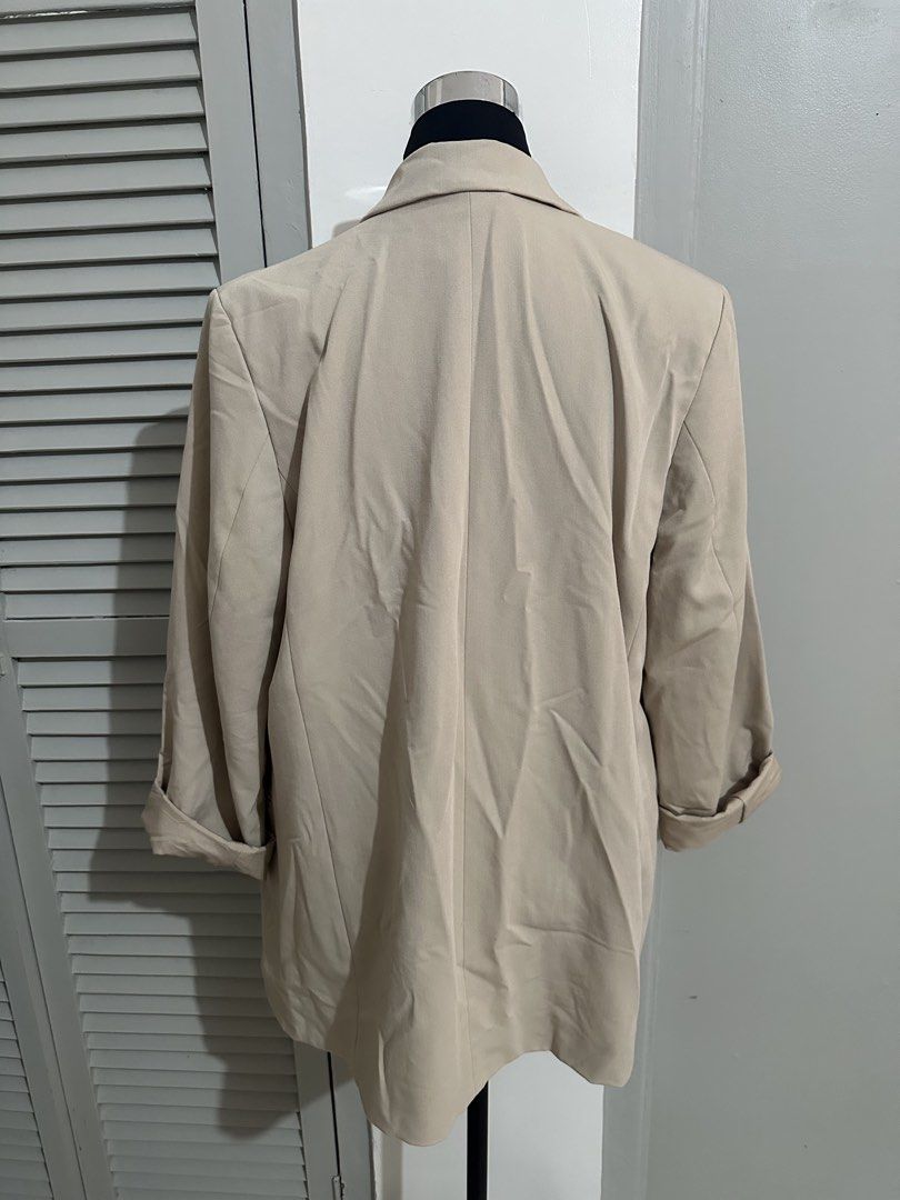 H&M Beige Double-Breasted Blazer (Category: Coats, Jackets and Outerwear) located in Subic. Submitted by ruffa_assorted_item (Listing ID 1463633363, Image 2). Description: - Beige H&M Blazer - Double-breasted style with two buttons - Cuffed sleeves - Versatile: wear open or closed - Ideal for work or casual outfits - Size: Medium (M).