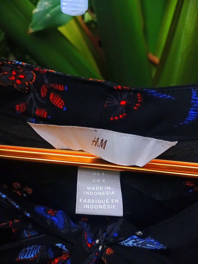 H&M Black Long Sleeve with Floral Print (Category: Dresses) located in Makati City. Submitted by ellavee_you (Listing ID 1463679929, Image 2). Description: chic and classy casual or office/corporate dress send offer! ❤️.