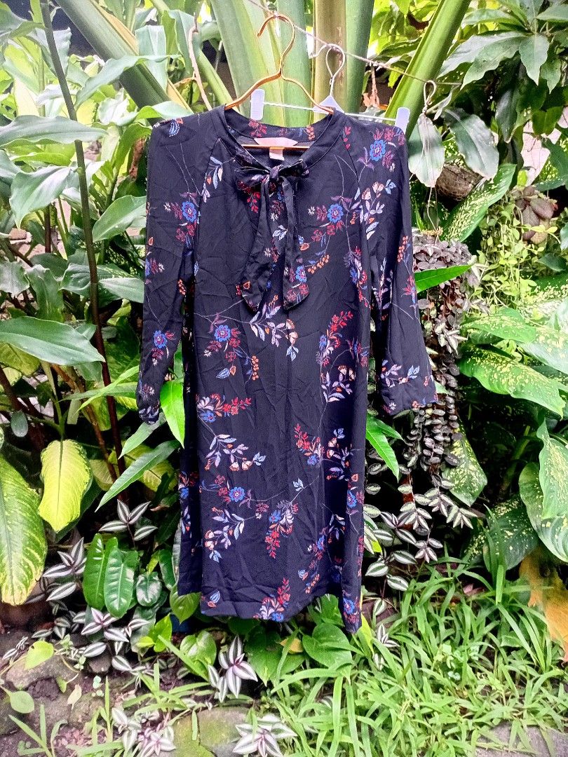 H&M Black Long Sleeve with Floral Print (Category: Dresses) located in Makati City. Submitted by ellavee_you (Listing ID 1463679929, Image 1). Description: chic and classy casual or office/corporate dress send offer! ❤️.