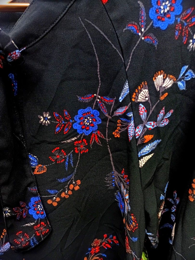 H&M Black Long Sleeve with Floral Print (Category: Dresses) located in Makati City. Submitted by ellavee_you (Listing ID 1463679929, Image 3). Description: chic and classy casual or office/corporate dress send offer! ❤️.