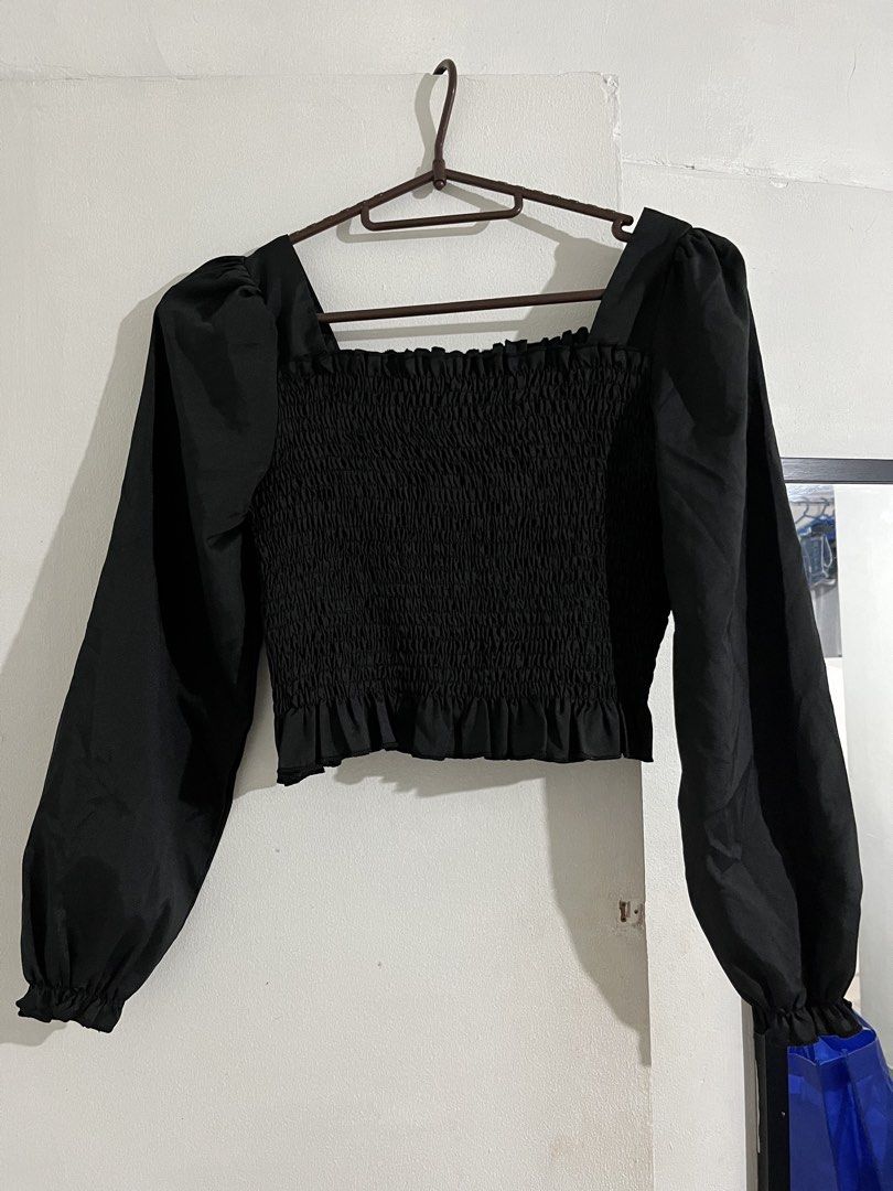 H&M Black Square Neck Smocked (Category: Blouses) located in Manila. Submitted by 95ee70b1a701e3b2d80b53b0e4e92c (Listing ID 1463691603, Image 1). Description: Silk smocked square neck longsleeves Brand: H&M Size: Medium.