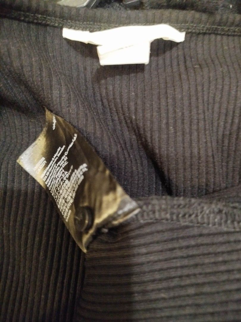 H&M crop blouse (Category: Blouses) located in Las Pinas. Submitted by wisedragon-84af (Listing ID 1463604850, Image 3). Description: .