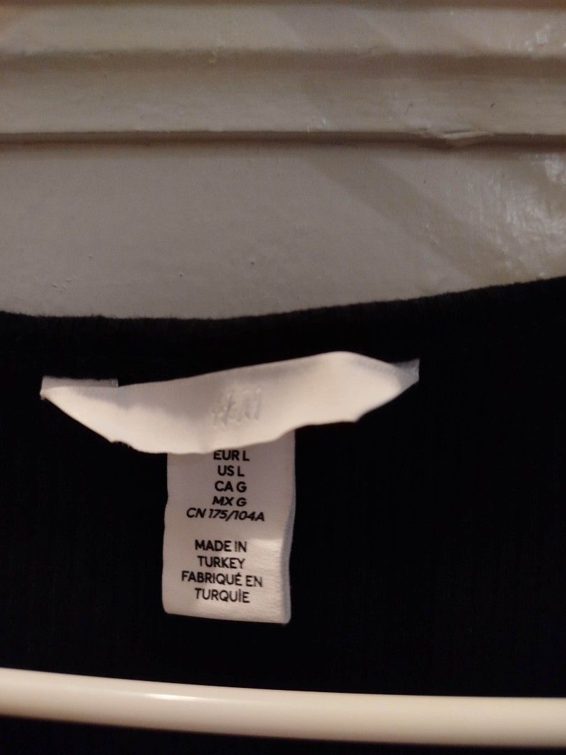 H&M crop blouse (Category: Blouses) located in Las Pinas. Submitted by wisedragon-84af (Listing ID 1463604850, Image 2). Description: .