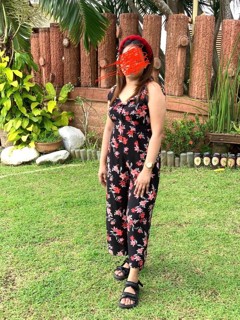 H&M Divided Jumpsuit floral (Category: Jumpsuits) located in Los Banos. Submitted by itsmecathey (Listing ID 1463711700, Image 3). Description: Super fav kaso malaki na siya saken. Large on tag, can fit to Medium frame rin. See last photo for when worn..