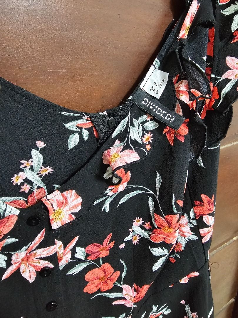 H&M Divided Jumpsuit floral (Category: Jumpsuits) located in Los Banos. Submitted by itsmecathey (Listing ID 1463711700, Image 2). Description: Super fav kaso malaki na siya saken. Large on tag, can fit to Medium frame rin. See last photo for when worn..