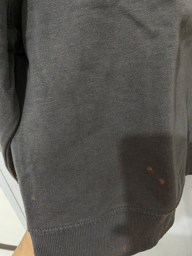 H&M DIVIDED SWEATSHIRT (Category: Longsleeves) located in Caloocan City. Submitted by lovesteinn (Listing ID 1463589712, Image 2). Description: .