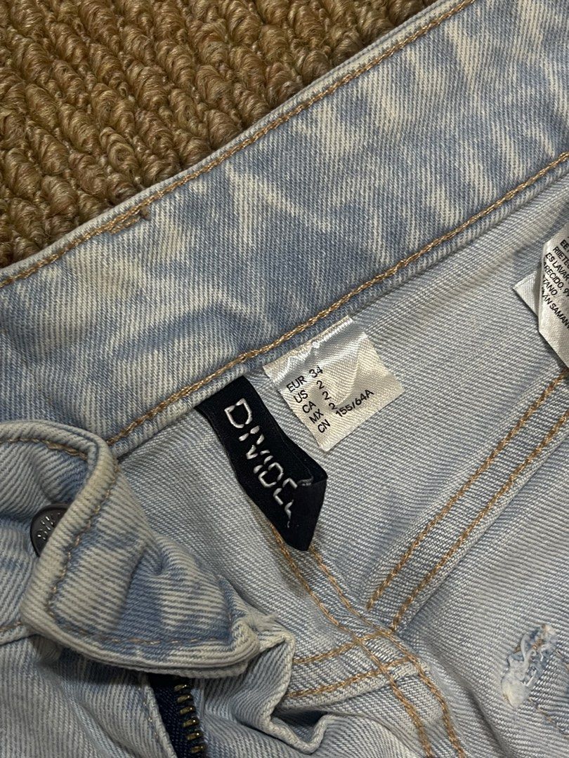 H&M Lightwash Denim Jeans - EUR 34 (Category: Jeans) located in Pasig City. Submitted by miafml-closet-cleanout (Listing ID 1463653608, Image 3). Description: - defect: bleach stains (see pics) posted price is fixed! will not respond to hagglers. get a discount when you get 5+ items! 💵 mop: gcash / bdo / maribank / unionbank 🛵 courier: any. this is arranged & paid by the buyer. all items are left at the lobby for pick up. 🙅🏻‍♀️ no requested w