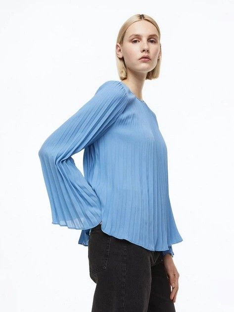 H&M PLEATED BASIC BLOUSE (Category: Blouses) located in Sepang. Submitted by twolips.wardrobe (Listing ID 1463655863, Image 2). Description: FREE POSTAGE SEMENANJUNG ✔️ SS POSTAGE + RM15 ❤️❤️❤️❤️❤️❤️❤️❤️ PLEASE BACA SEBELUM BELI: ❤️ ADA 7 OWNER BAJU DALAM NI. 2 admin ❤️ BAJU DARI PELBAGAI SOURCES (ada new item/ warehouse sale/ custom/preloved / yang tak berkenan beli kat seller lain pun akan diletgo semula di sini, etc) ❤️ TAK SESUAI UNTUK FUSSY 