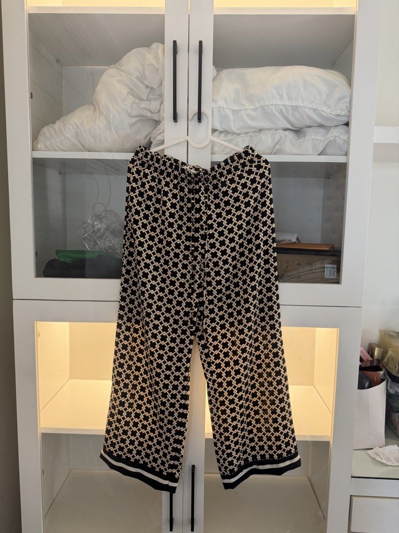 H&m printed pants (Category: Other Bottoms) located in Quezon City. Submitted by destashingmycloset (Listing ID 1463691651, Image 1). Description: .