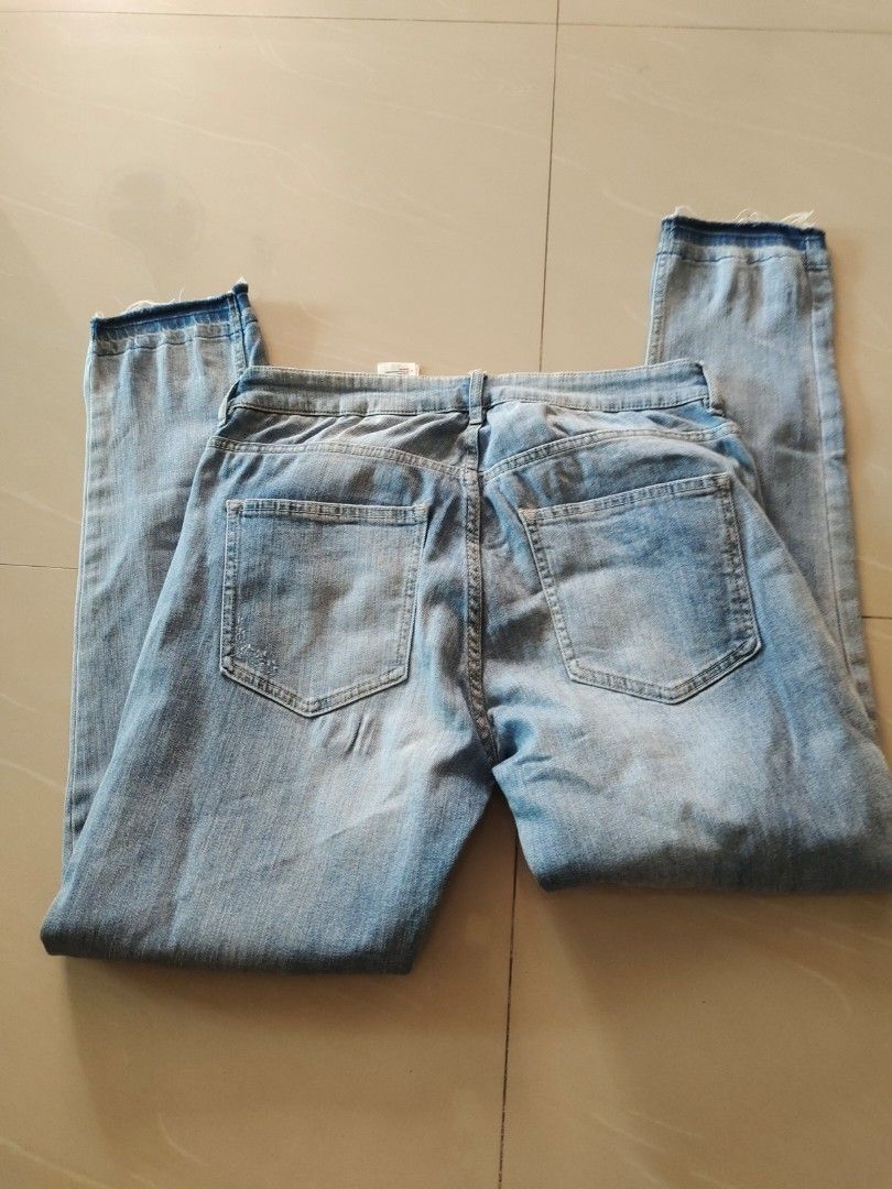 H&M skinny jeans (Category: Jeans) located in Aliaga. Submitted by kmapparel (Listing ID 1463634515, Image 3). Description: .