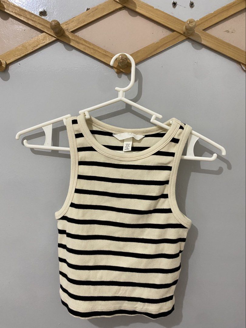 H&M TOP (Category: Sleeveless) located in Caloocan City. Submitted by lovesteinn (Listing ID 1463591503, Image 1). Description: .