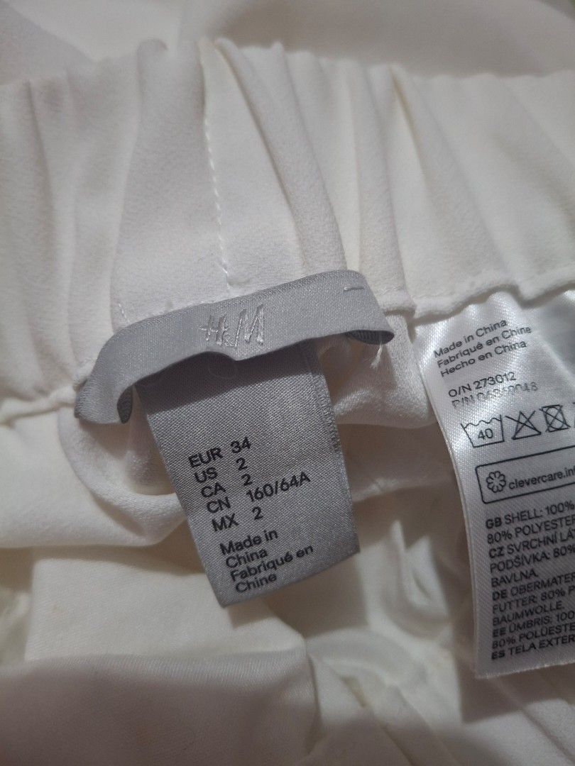 H&M White Wide Leg Culottes Pants (Category: Other Bottoms) located in Manila. Submitted by oddcat_ccd2d5 (Listing ID 1463720180, Image 2). Description: - White culottes from H&M - Comfortable elastic waistband. Size: S-M (US Size 2 on tag.) Waistline 26. Length 34 1/2..