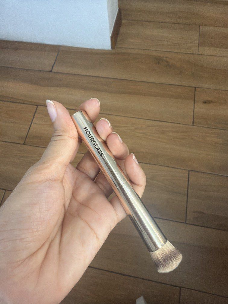 Hourglass concealer brush (Category: Makeup) located in Quezon City. Submitted by destashingmycloset (Listing ID 1463577388, Image 1). Description: .