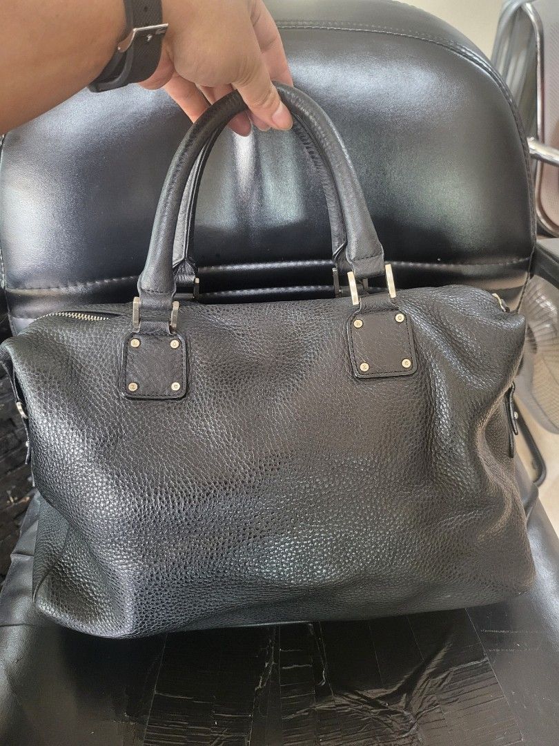 Hoze Black Leather Handbag (Category: Shoulder Bags) located in Manila. Submitted by milkymitch23 (Listing ID 1463630715, Image 2). Description: - Brand: Hoze - Color: Black - Material: Leather with pebbled texture - Compartments: Two main zip compartments - Pockets: Front clasp pocket, interior zip pocket - Origin: Made in Korea - Size: Ideal for daily use - nego pa .