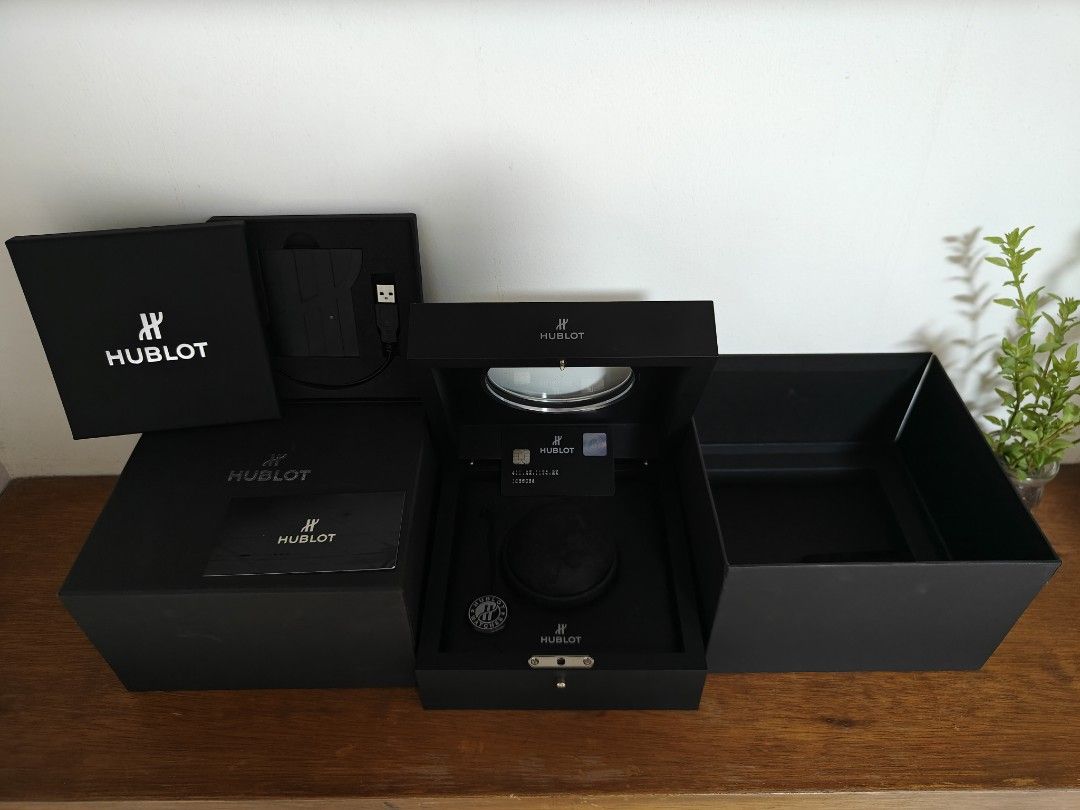 Hublot Big Bang Unico watch box Authentic (Category: Luxury Watches) located in Pasig City. Submitted by peach_fashion (Listing ID 1463668397, Image 1). Description: With signs of storage Dimension approx: 17cm x 18cm x 9cm Pickup only at Greenwoods Executive Village Pasig.