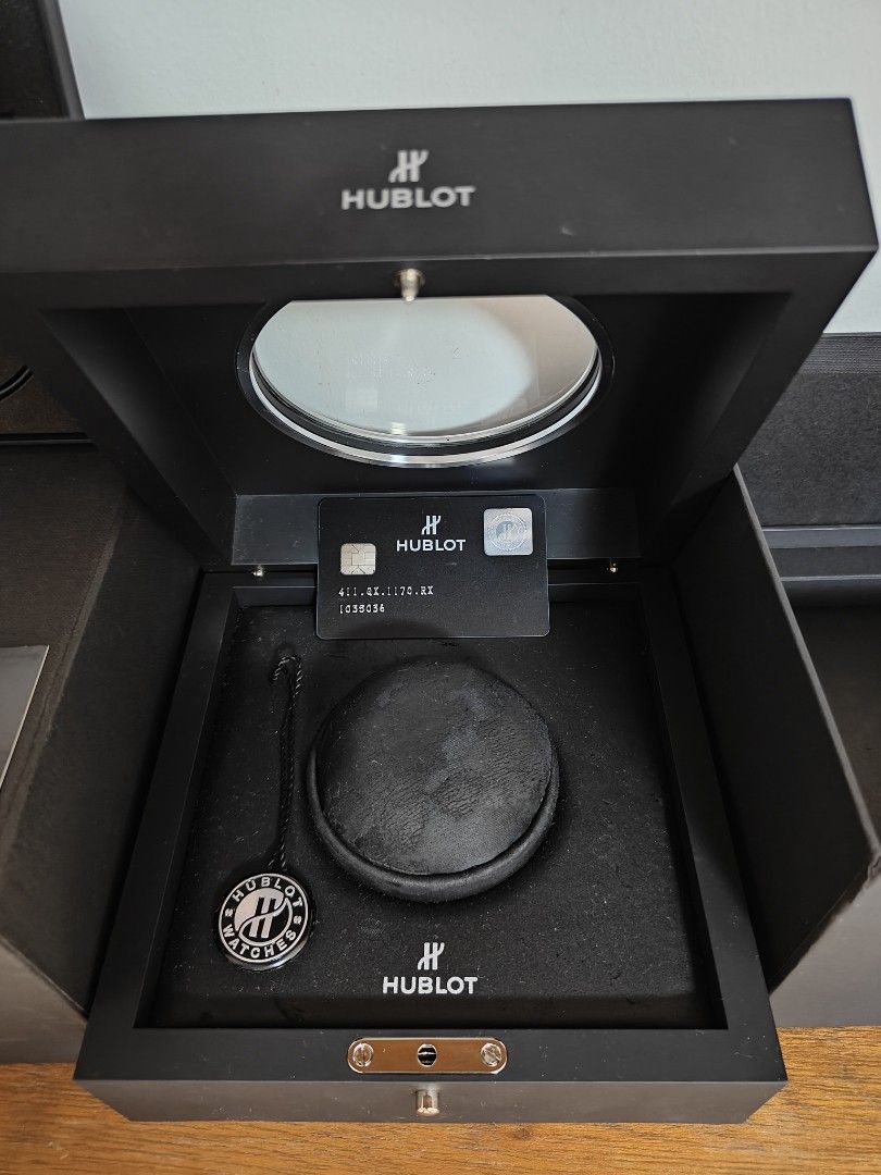 Hublot Big Bang Unico watch box Authentic (Category: Luxury Watches) located in Pasig City. Submitted by peach_fashion (Listing ID 1463668397, Image 2). Description: With signs of storage Dimension approx: 17cm x 18cm x 9cm Pickup only at Greenwoods Executive Village Pasig.