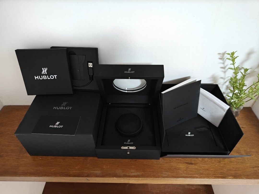 Hublot Big Bang watch box Authentic (Category: Luxury Watches) located in Pasig City. Submitted by peach_fashion (Listing ID 1463667835, Image 1). Description: With signs of storage The card of this watch box is printed right in it's instruction manual. Dimension approx: 17cm x 18cm x 9cm Pickup only at Greenwoods Executive Village Pasig.