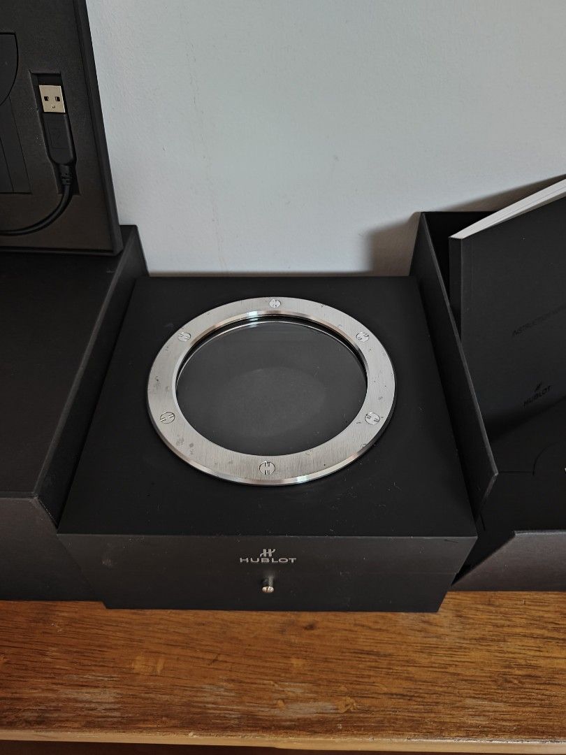 Hublot Big Bang watch box Authentic (Category: Luxury Watches) located in Pasig City. Submitted by peach_fashion (Listing ID 1463667835, Image 3). Description: With signs of storage The card of this watch box is printed right in it's instruction manual. Dimension approx: 17cm x 18cm x 9cm Pickup only at Greenwoods Executive Village Pasig.