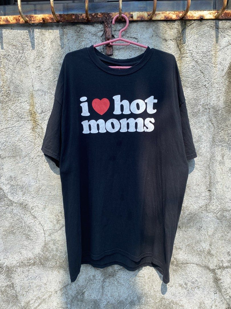 I Love hot moms Tee (Category: Tshirts & Polo Shirts ) located in Bulacan. Submitted by thriftniklein (Listing ID 1463617236, Image 1). Description: -pinhole sa back maliit lang and loose stitch sa bandang tag makikita naman.