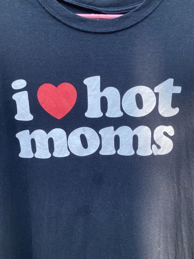 I Love hot moms Tee (Category: Tshirts & Polo Shirts ) located in Bulacan. Submitted by thriftniklein (Listing ID 1463617236, Image 2). Description: -pinhole sa back maliit lang and loose stitch sa bandang tag makikita naman.