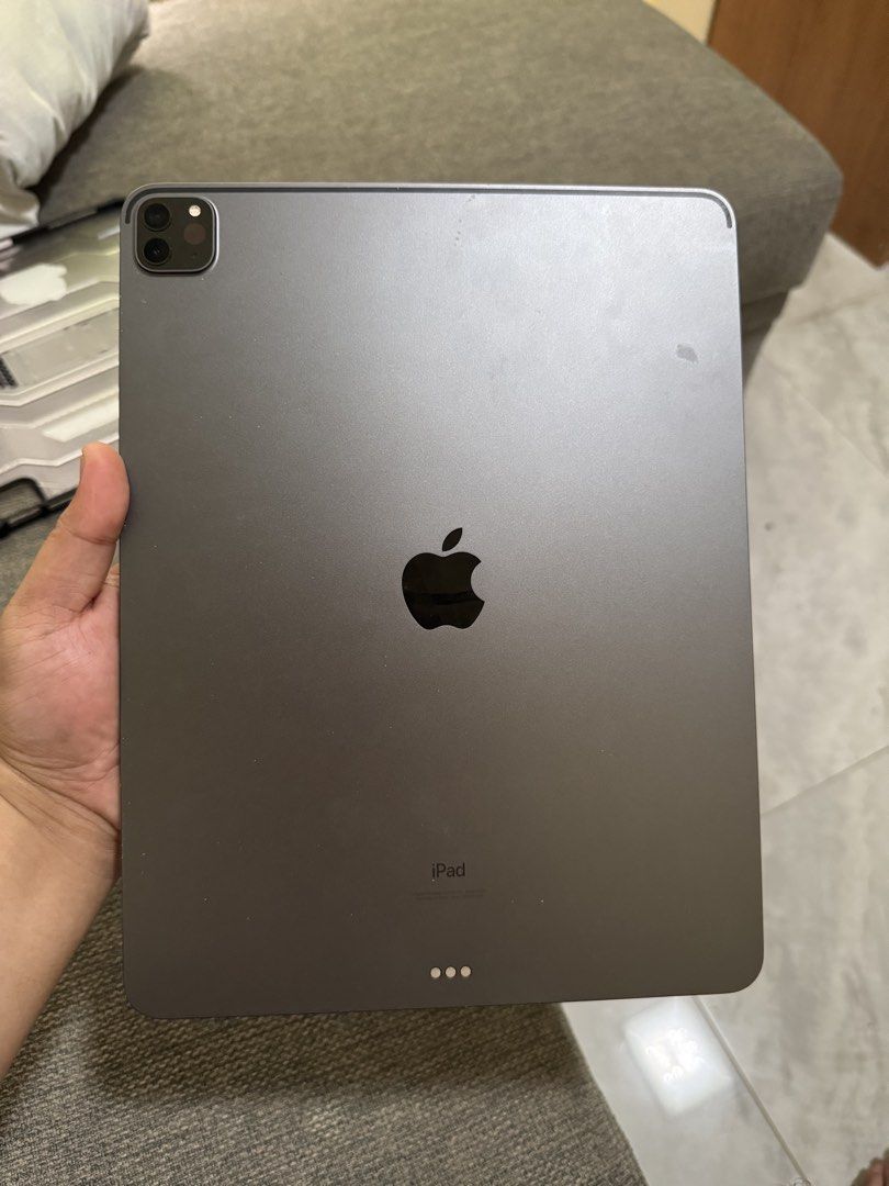Ipad Pro M1 12.9 5th gen (Category: iPad) located in Paranaque City. Submitted by player0910 (Listing ID 1463608129, Image 2). Description: For Sale Only RUSH IPad Pro M1 12.9 256gb Wifi Unit and case only Issue Dents only as seen on pic di nakaka apekto sa performance 30k Parañaque Area Pick up dito sa bahay .