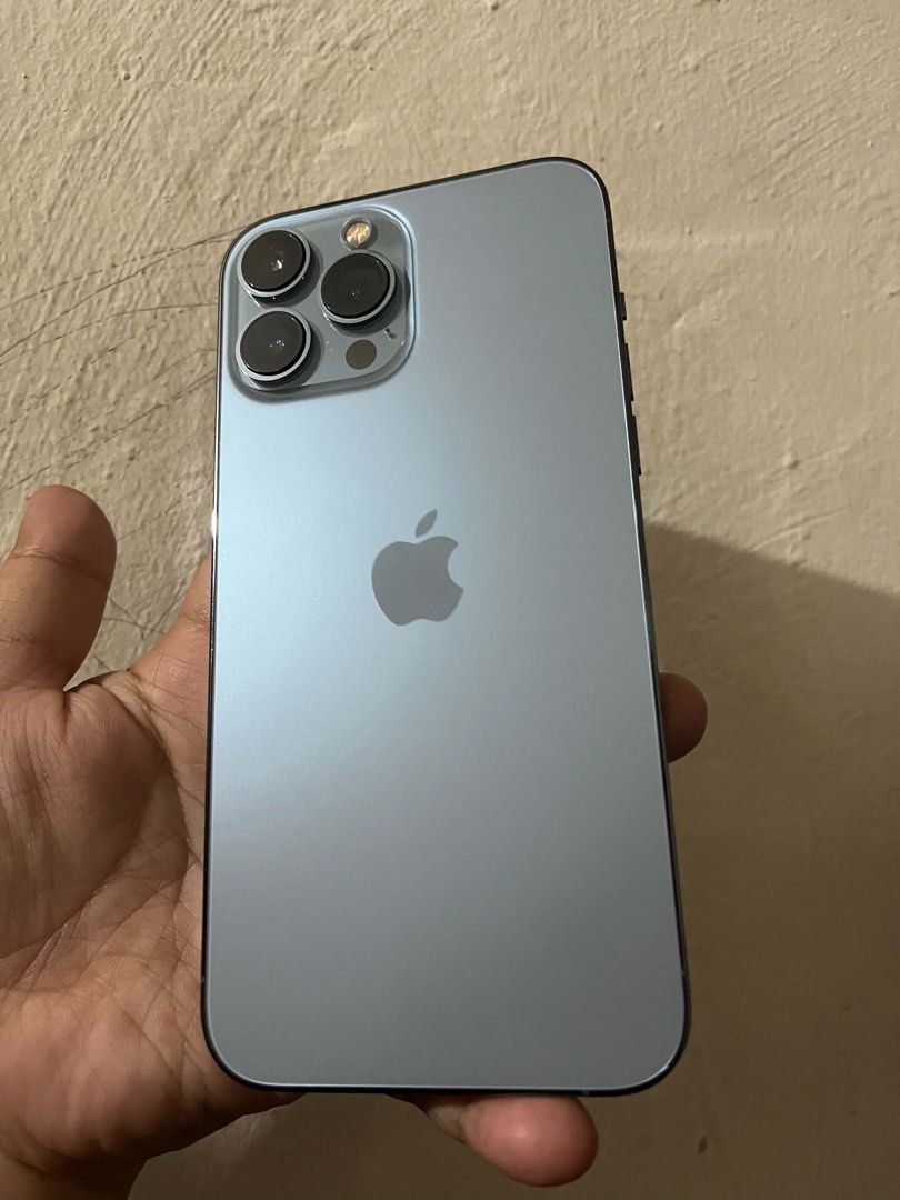 Iphone 13 promax (Category: iPhone 13 Series) located in Quezon City. Submitted by luci_shxwity (Listing ID 1463608711, Image 1). Description: Iphone 13 promax 128gb 97Bh Zpa/local variant Smart lock Issue: Display pero genuine parts pinalit original sobrang goods pa .