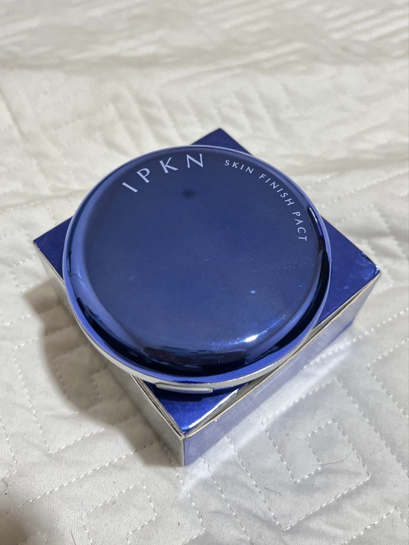 IPKN Skin Finish Pact (Category: Makeup) located in Bacolod City. Submitted by vintage_vogue6100 (Listing ID 1463705641, Image 3). Description: - IPKN Skin Finish Pact - Blue compact with silver lettering - Comes in its original blue box - Ideal for setting makeup - Achieves a smooth skin finish - Selling as is.