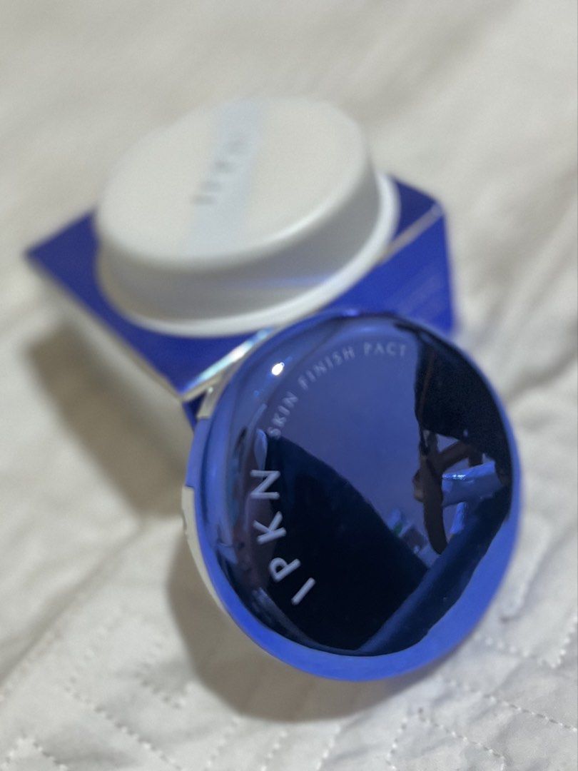 IPKN Skin Finish Pact (Category: Makeup) located in Bacolod City. Submitted by vintage_vogue6100 (Listing ID 1463705641, Image 2). Description: - IPKN Skin Finish Pact - Blue compact with silver lettering - Comes in its original blue box - Ideal for setting makeup - Achieves a smooth skin finish - Selling as is.