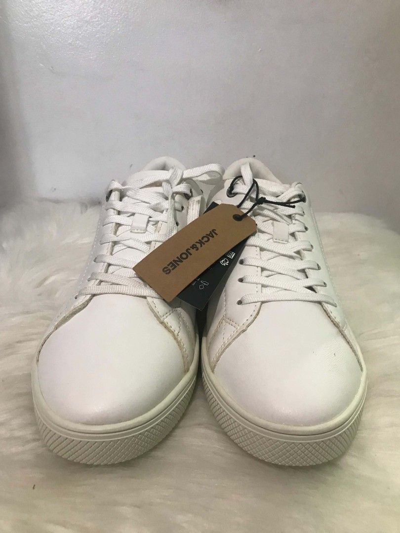 Jack & Jones White Sneakers (Category: Sneakers) located in Manila. Submitted by vincent.seller (Listing ID 1463618902, Image 1). Description: - Classic white Jack & Jones sneakers - Lace-up closure - Simple and clean design - Ideal for everyday wear - Includes original box - Brand new with tags attached.