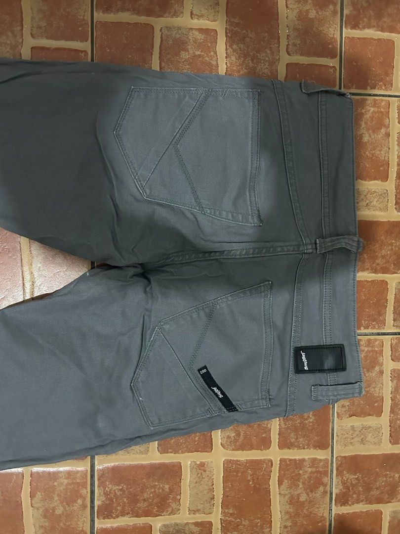 JAG Jeans J7605 Grey Size 30 (Category: Jeans) located in Quezon City. Submitted by golden.dclosets (Listing ID 1463710910, Image 3). Description: - Grey JAG jeans, model J7605 - 100% Cotton, Imported Fabric - Size 30 Waist - Classic Five-Pocket Styling - Zipper Fly with Button Closure - Ideal for Casual Wear - Versatile Color.