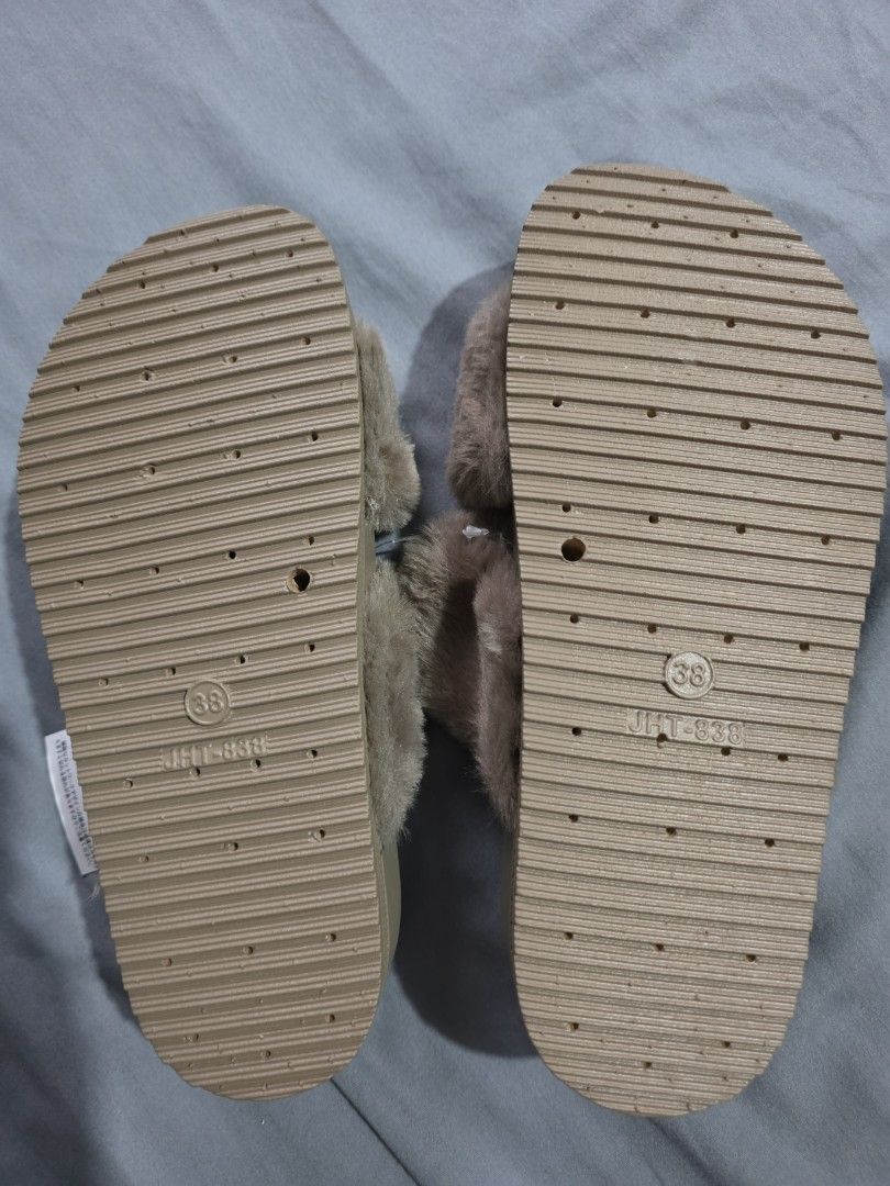 Japan brand slipper/sandals (Category: Slippers and slides) located in Manila. Submitted by meriux2026 (Listing ID 1463623257, Image 3). Description: fur slipper comfortable to wear.
