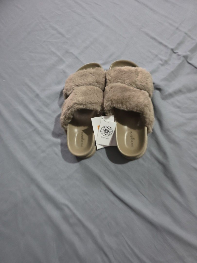 Japan brand slipper/sandals (Category: Slippers and slides) located in Manila. Submitted by meriux2026 (Listing ID 1463623257, Image 2). Description: fur slipper comfortable to wear.