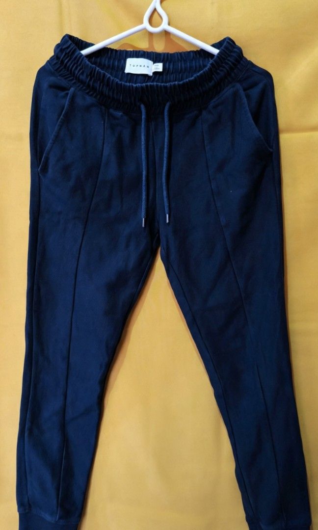 Jogger Pants Black (Category: Joggers) located in Bacoor. Submitted by kaykay858 (Listing ID 1463669646, Image 1). Description: Sobrang ganda pa nito. Alagang alaga ng gumamit! Slightly used at mabango hindi amoy ukay ukay. Personal use and very maarte ang may ari 🤣 No damages!!! Slightly negotiable! DM ME..