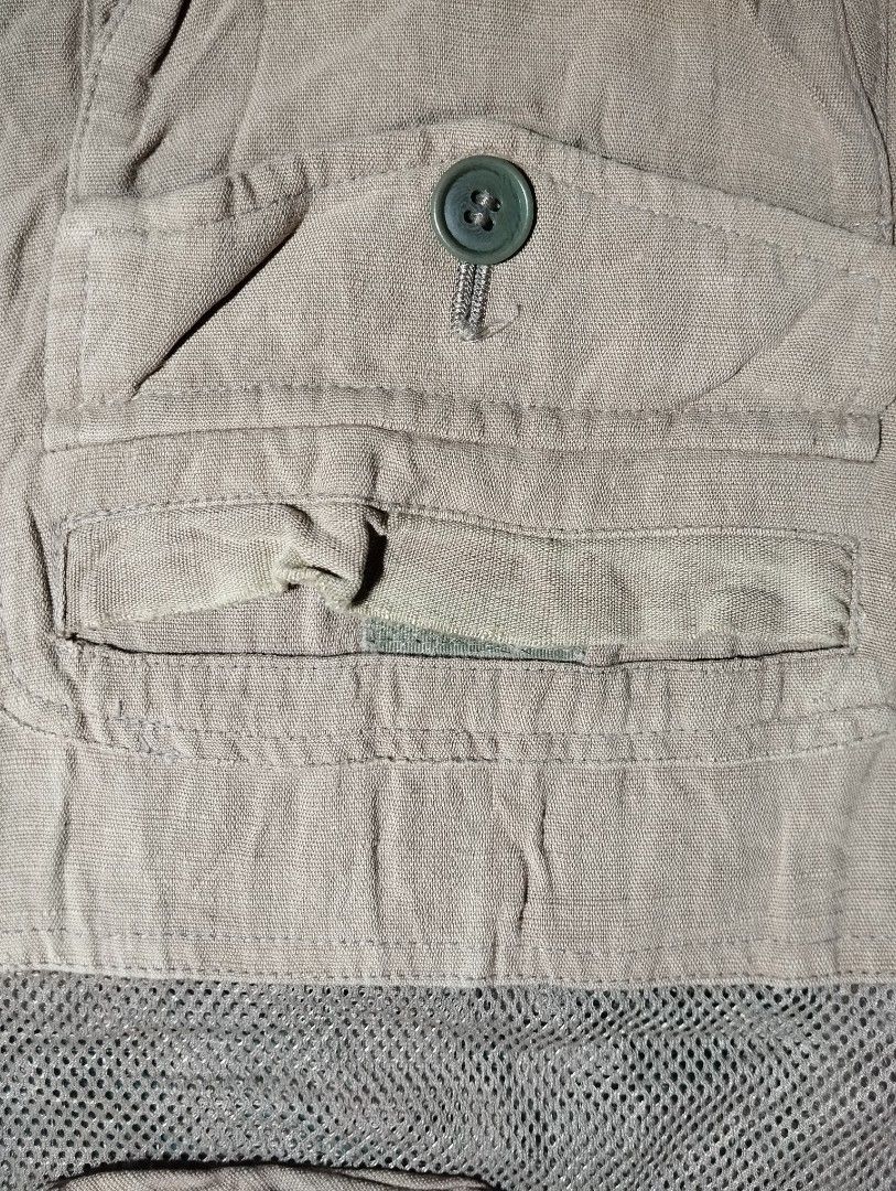 Johny Pulls Vest (Category: Vests) located in Makati City. Submitted by christhrift10 (Listing ID 1463604718, Image 2). Description: Johny Pulls Vest Large on tag 21x26 Issue: 2nd & 3rd pic P100+sf Loc.Olympia, Makati Pick-up or delivery Gcash ready if J&T.