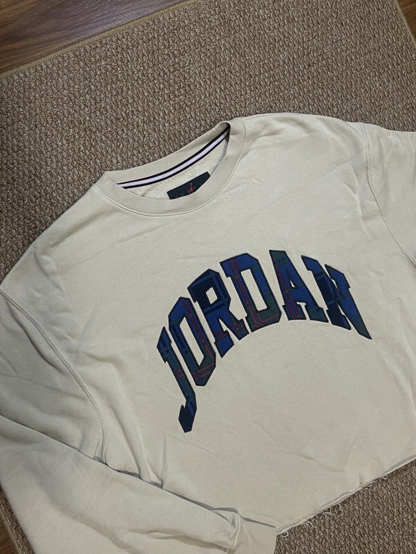 Jordan Cropped Crewneck Sweatshirt (Category: Coats, Jackets and Outerwear) located in Pasig City. Submitted by miafml-closet-cleanout (Listing ID 1463657846, Image 1). Description: - the light pink stain can be removed after wash - cropped, boxy fit posted price is fixed! will not respond to hagglers. get a discount when you get 5+ items! 💵 mop: gcash / bdo / maribank / unionbank 🛵 courier: any. this is arranged & paid by the buyer. all items 