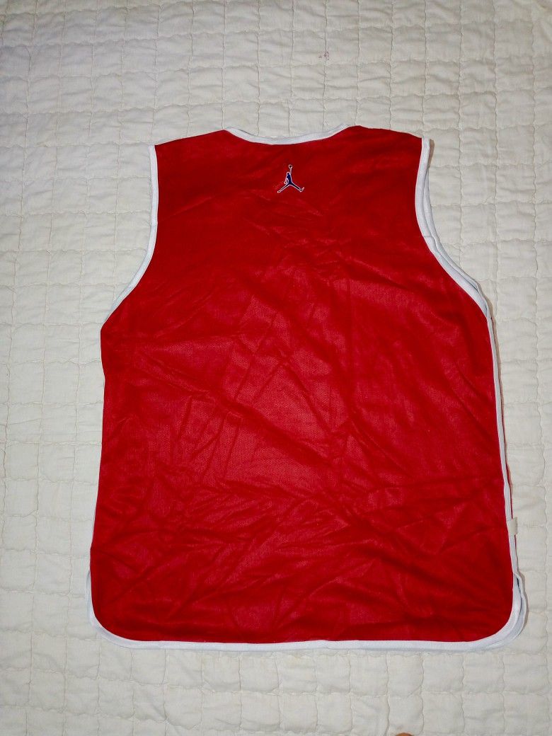 Jordan Reversible Basketball Jersey Red/Black (Category: Activewear) located in Allen. Submitted by milyonaryung_gipit (Listing ID 1463600397, Image 2). Description: - Reversible Jordan basketball jersey - Side 1: Red with Jordan logo - Side 2: Dark blue/black with Jordan logo and number 8 on back - Ideal for playing basketball or casual wear - L to XL fittings .